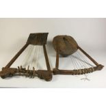 Lot van 2 snaarinstrumenten met dierenvel, AfrikaCombination of 2 musical instrument with skin of