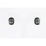 Witgouden oorstekers bezet met blauwe topaasA pair of white gold earrings