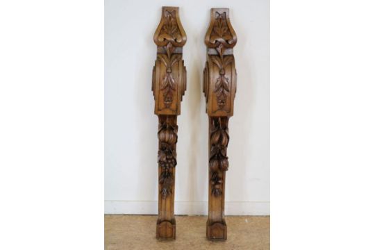 Stel eiken gestoken sierornamenten met o.a. granaatappel en druiven, l. 85 cm.Pair of 2 oak carved - Image 1 of 4