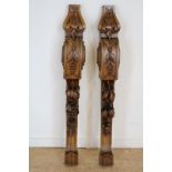 Stel eiken gestoken sierornamenten met o.a. granaatappel en druiven, l. 85 cm.Pair of 2 oak carved