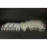 Kristallen Rosenthal glasservies met geëtst decor van bloemen, bestaande uit champagne flutes en