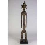 Houten gestoken Mumuye sculptuur van staand mannelijk figuur met uitstekende navel, Nigeria, h. 90