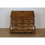 Wortelnoten Louis XV bureau met schuine schrijfklep waarachter interieur met keldertje en