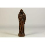 Eiken gestoken sculptuur van Maria met kind, h. 29 cm.