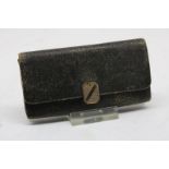 Lederen 'knip' etui met gouden slotje 19e eeuwLeather purse with golden lock, 19th century