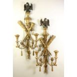 Stel verguld houten wandappliques versierd met van boven naar beneden adelaar, pijlen in koker, twee