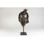 Houten gestoken Tookwemasker met spleetogen en open mond, l. 31 cm.Wooden carved Toowkemaks with