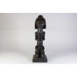 Houten gestoken Fang-Ntumu sculptuur van zittende mannenfiguur, met los haar, gesloten mond en