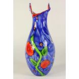 Meerkleurig glazen siervaas met decor van bloemen, h. 478 cm.Multi colored glass vase decorated with