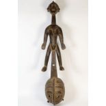 Houten gestoken Mossi masker bekroond staand vrouwelijk figuur/ voorouder, Burkina Faso, l. 103 cm.