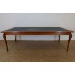 Mahonie vergadertafel met imitatielederen inleg, h. 75, l. 240, br. 120 cm.Mahogany meeting table,