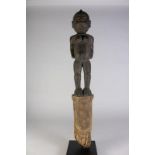 Houten gestoken TIV voorouderbeeld afgezet met siernagels met tatoeages, Nigeria, h. 95 cm.Wooden