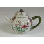 Porseleinen Qianlong bolvormige ribde theepot met famille rose decor van bloesemtak in vakverdeling,