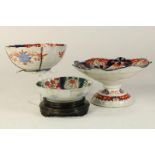 Lot van een Imari tazza met decor van bloemenmand, porseleinen Imari kom op standaard, Japan 19/