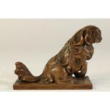 Houten gestoken eiken sculptuur van Cavelier King Charles spaniel, onduid. gesign., h. 10 cm.