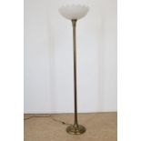 Messing design vloerlamp met mat glazen gecontourneerde kap, met gestorste motieven, h. 191 cm.Brass