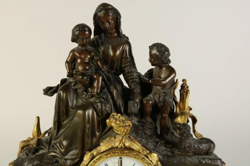 Deels vergulde pendule bekroond met moeder en 2 kinderen en emaille wijzerplaat, Frankrijk 19e eeuw, - Image 3 of 6