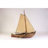 Houten modelschip van platbodem met 2 zeilen, h. 90 cm.