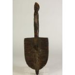 Houten gestoken met koper omlijst Kota relikwie sculptuur, Gabon, h. 58 cm.Wooden carved with copper