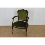 Noten Louis XV-stijl damesfauteuil met groen velours bekleding, eind 19e eeuw.