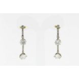 Platina Art Deco oorhangers bezet met diamant oud slijpsel ca. 5.5ct. kl.(I), ca. 1920A pair of