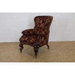 Mahonie Victoriaanse gestoken armfauteuil bekleed met rood gebloemde stof rustend op poten