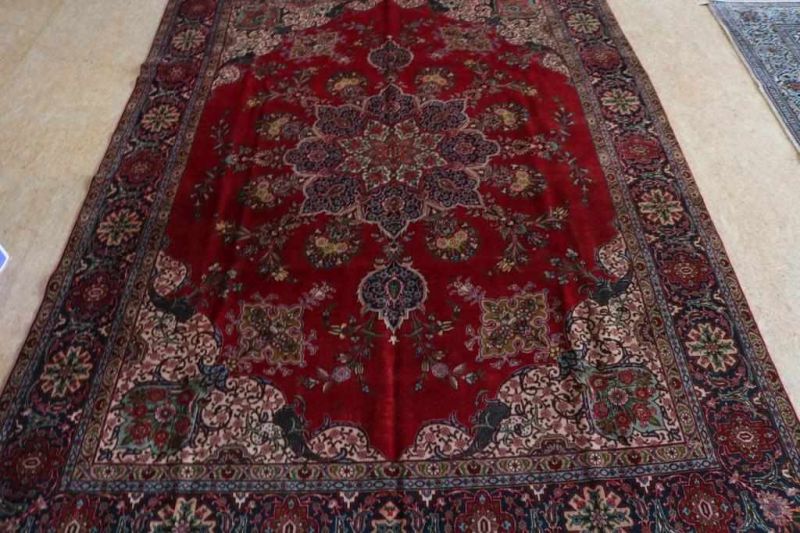 Een tapijt, Tabriz, 382 x 274 cm.A carpet, Tabriz, 382 x 274 cm.