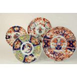 Lot van 4 porseleinen Imari Schotels, w.o. met bloemdecor, Japan.