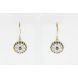 Gouden oorhangers bezet met blauwe saffier en diamant geh. 585/000A pair of gold earrings