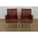 Stel armfauteuils bekleed met bruin leerA pair of chairs with brown leather