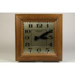 Elektrische Bulle-clock in vierkant houten kast, 1 1/2 volt, 40 x 40 cm.