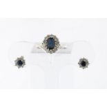 Set met witgouden ring en oorstekers bezet met blauwe saffier en diamant briljantslijpsel 0.40ct.