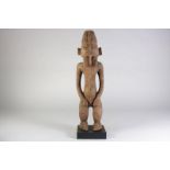 Houten gestoken Ykun sculptuur van staande man met ronde ogen en ovale halve oren, Nigeria, h. 65