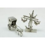 2 zilveren miniaturen waarbij dokters koets en schuitjes carousel, kl. keur, gew. 157gr.2 silver