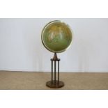 Philips Merchant Shippers globe op standaard, 18inch, Engeland ca. 1930, h. 105 cm.