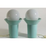 Stel retro tafellampen lichtblauwe porseleinen voet met wit melkglazen kappen, h. 23 cm.Pair of 2