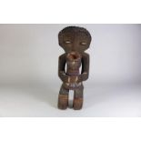 Houten gestoken Mambila sculptuur deels polychroom, van staand mannenfiguur met open mond, Kameroen,