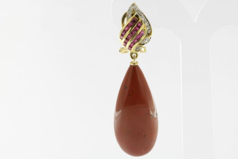 Geelgouden oorhangers bezet met jasper, diamant en robijn, geh. 750/000A pair of golden cornelian - Image 2 of 5