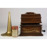 Fonograaf met koperen hoorn in houten kistje, winkeletiket Guy de Coral & Co en wasrol, ca. 1910.