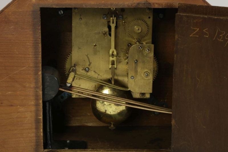Art Deco pendule in eiken kast, ca. 1920, h. 22 cm. - Image 3 of 4