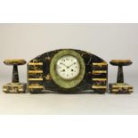 Art Deco pendule in marmeren kast met 2 staanders. (slinger ontbreeikt)