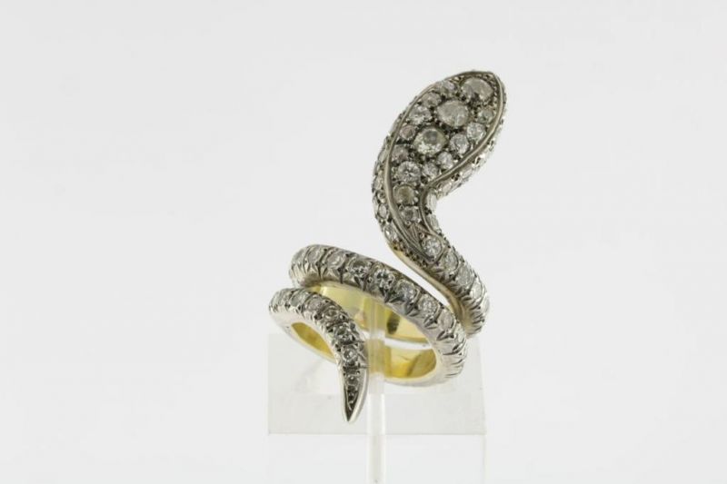 Gouden slangenring bezet met ca. 5 ct. diamant in zilveren applique gevat, gew.23gr.A gold snake