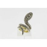 Gouden slangenring bezet met ca. 5 ct. diamant in zilveren applique gevat, gew.23gr.A gold snake