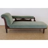 Noten Edwardiaanse chaise longue met groen velours bekleed, Engeland ca. 1900.Walnot Edwardian