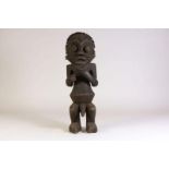 Houten gestoken Mambila voorouderbeeld van mannelijk staand figuur, Kameroen, h. 60 cm.Wooden carved