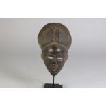 Houten gestoken Zombo/Yaka masker met open ogen en mond, Democratische Republiek Congo, l. 26 cm.