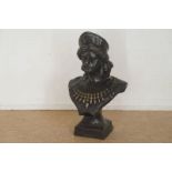 Bronzen buste van dame met verenkrans op bronzen basement, h. 95 cm.