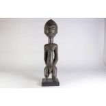 Houten gestoken Luba/Hemba sculptuur van staande man, Democratische Republiek Congo, herkomst: