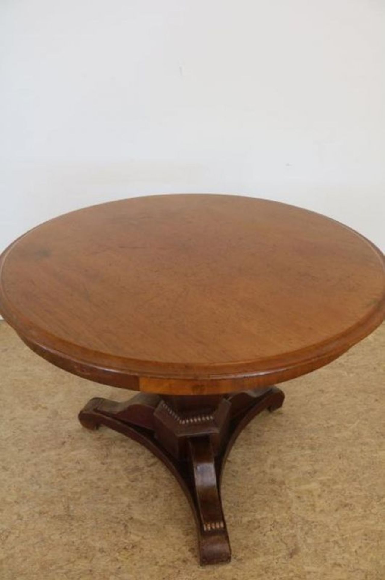 Mahonie Biedermeier tafel op vaaspoot uitlopend in 3-sprant, 19e eeuw, h. 75, diam. 100 cm. - Image 2 of 2