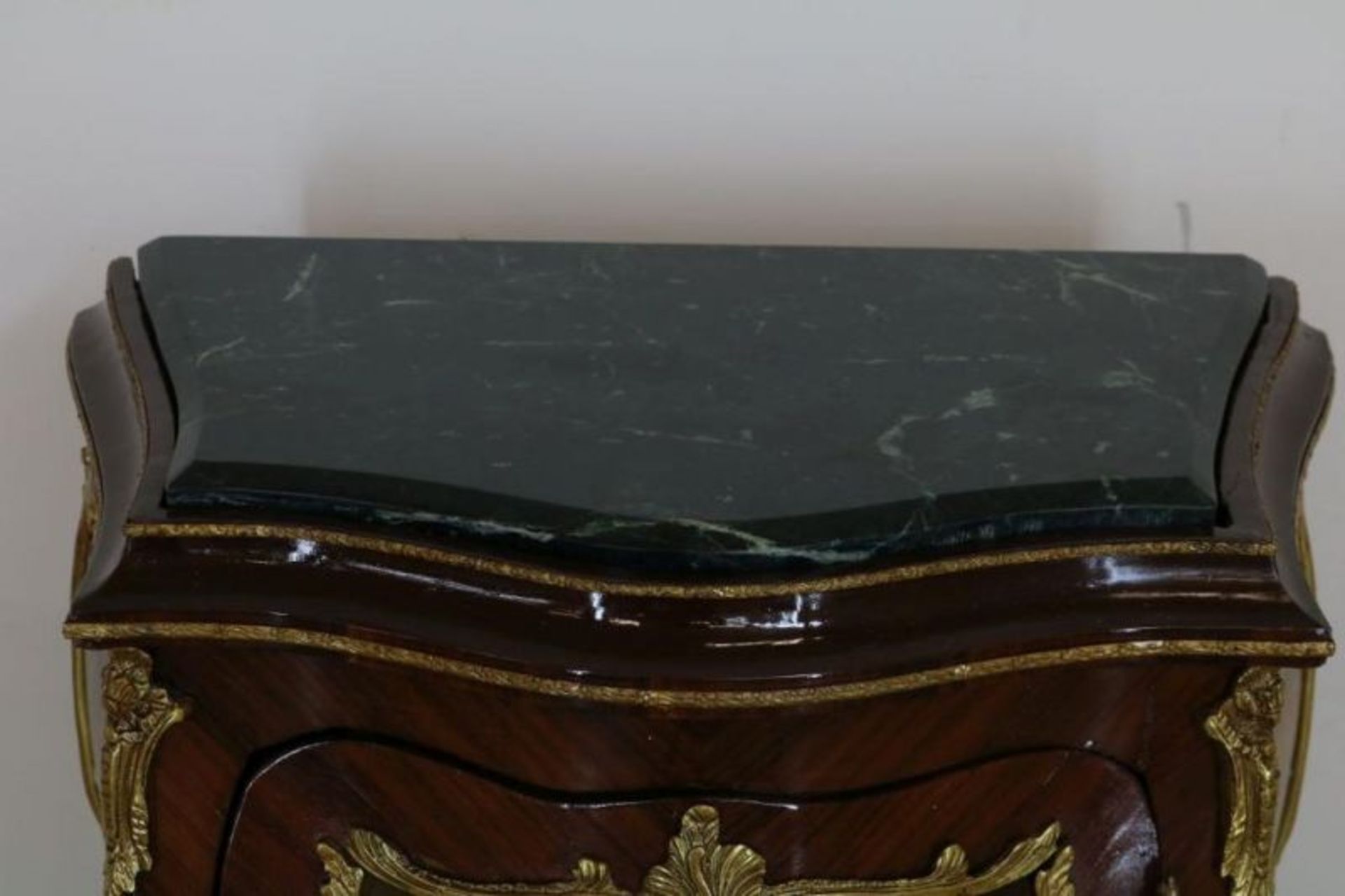 Noten gefineerd Louis XV-stijl kastje met marmeren blad en een paneeldeur met romantische - Image 2 of 3